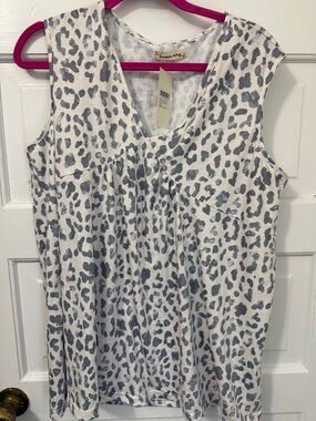 Sleeveless V-Neck Animal Print Top - White & Gray